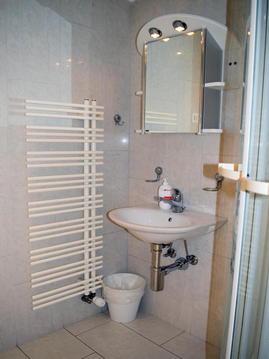 Hotel Restaurant Krebs Гренхен Экстерьер фото